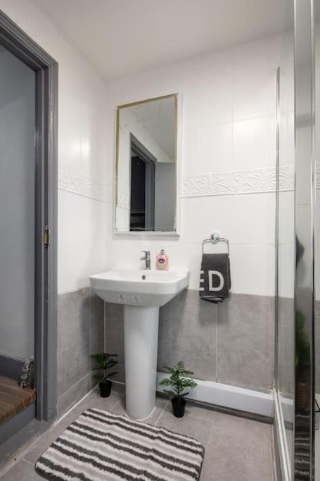 2A - Bright & Airy 2 Bed Flat - 20 Mins To Central Лондон Екстер'єр фото